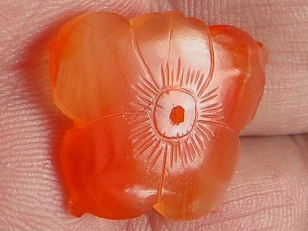 Agate flower with a domed front – (3843)